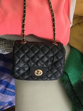 Black Quilted Chain Crossbody Bag - Classic Women's Shoulder Bag